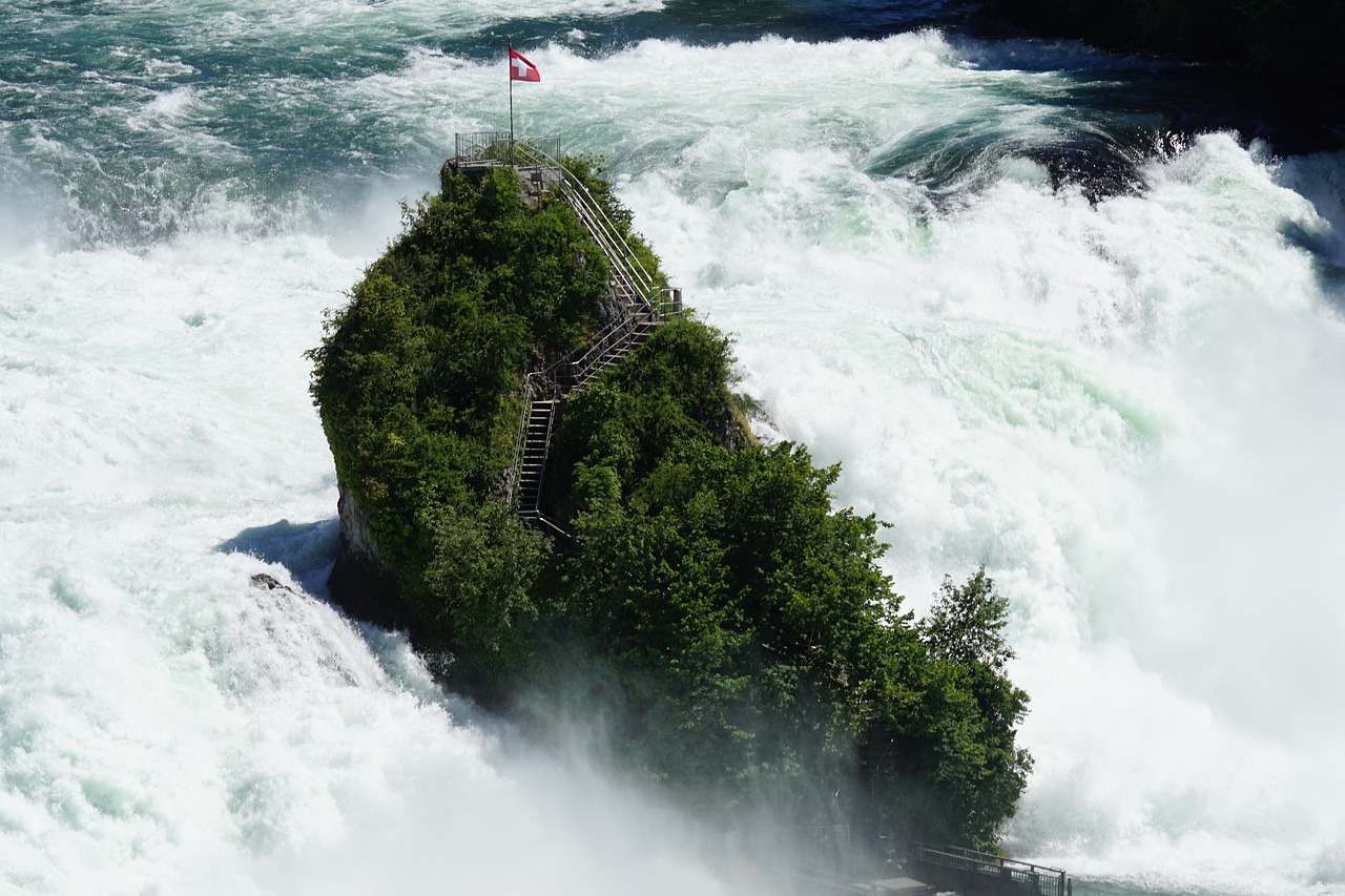 Rheinfall Schaffhausen: Europas größter Wasserfall als Tagesausflug 1 Der Rheinfall bei Schaffhausen — der größte Wasserfall Europas bei Hochwasser