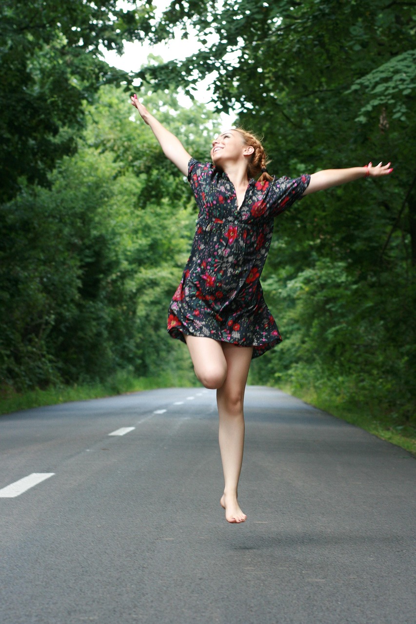 https://cdn.pixabay.com/photo/2016/06/29/13/09/girl-1486732_1280.jpg
