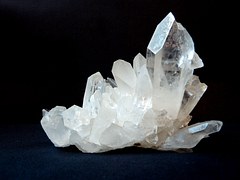 アメジストは、熱と鉱物の組み合わせによってジオード内に形成されるクォーツの一種です。