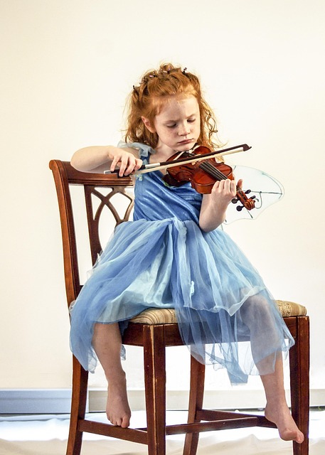 Merry christmas, violin, child and girl — photo by sarab123