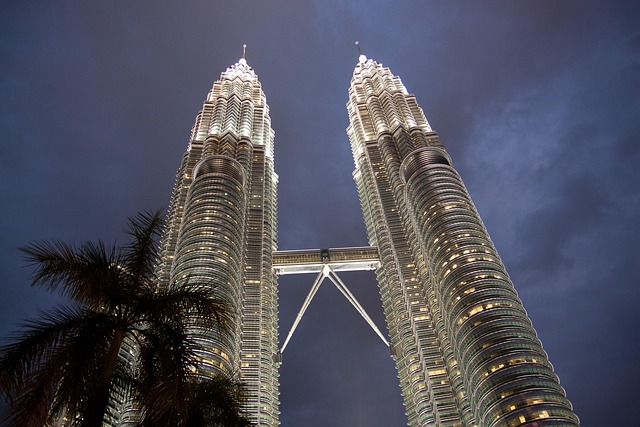 Free Petronas Towers Kuala Lumpur photo and picture