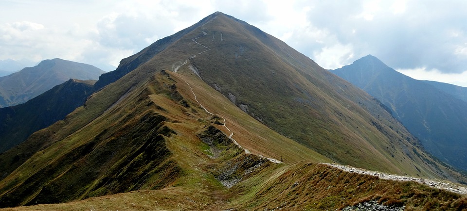 Zum Vergrößern/Verkleinern anklicken https://cdn.pixabay.com/photo/2016/09/04/22/01/mountains-1645368_960_720.jpg