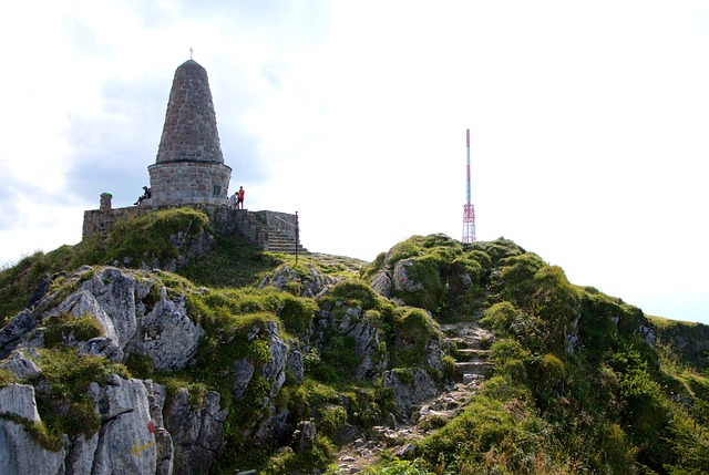 Free Greened Hunter Monument photo and picture