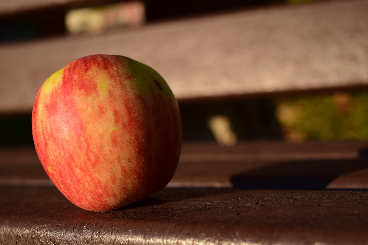 30+ Free Break Apple & Apple Images - Pixabay