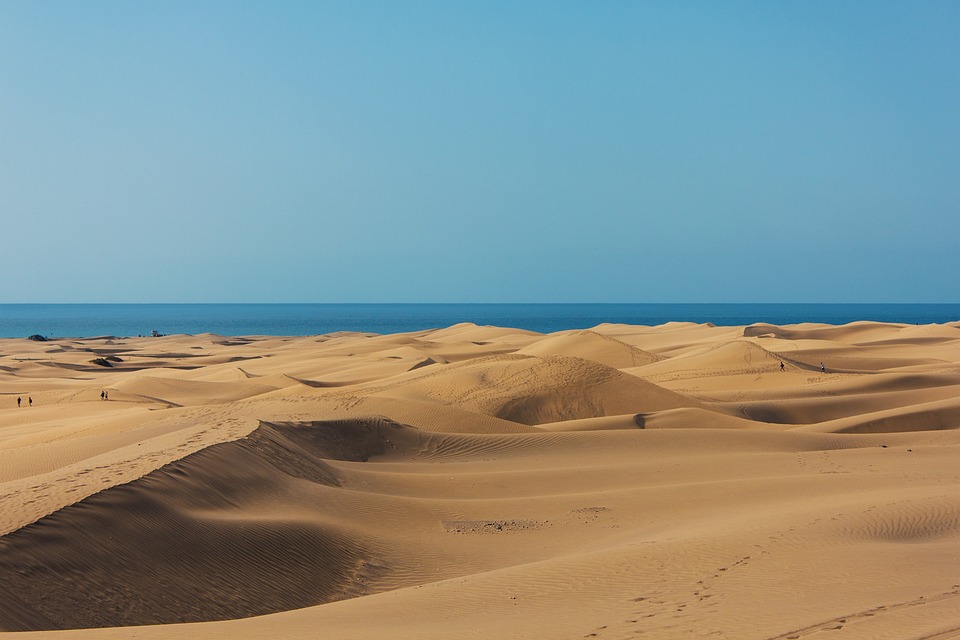 https://cdn.pixabay.com/photo/2016/09/21/12/48/gran-canaria-1684744_960_720.jpg