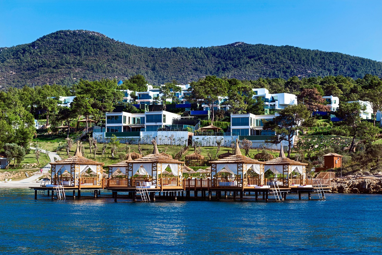 Modernes Bodrum Resort mit Poolbereich