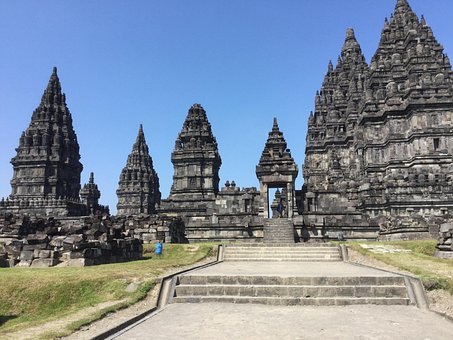 Prambanan y Borobudur desde Yogyakarta Tour Prambanan y Borobudur InyomanYuli Yanto, en la imagen un camino con unas escaleras que llegan a unas construcciones