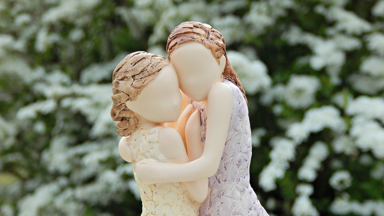 arora, figurine, statuette, woman, hugs, without a face, love, sisters, figurine, figurine, figurine, statuette, hugs, hugs, hugs, hugs, hugs, sisters, sisters