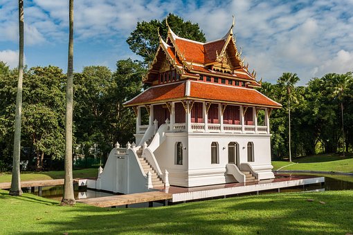 https://cdn.pixabay.com/photo/2016/10/25/13/23/buddhist-temple-complex-thailand-1768876__340.jpg