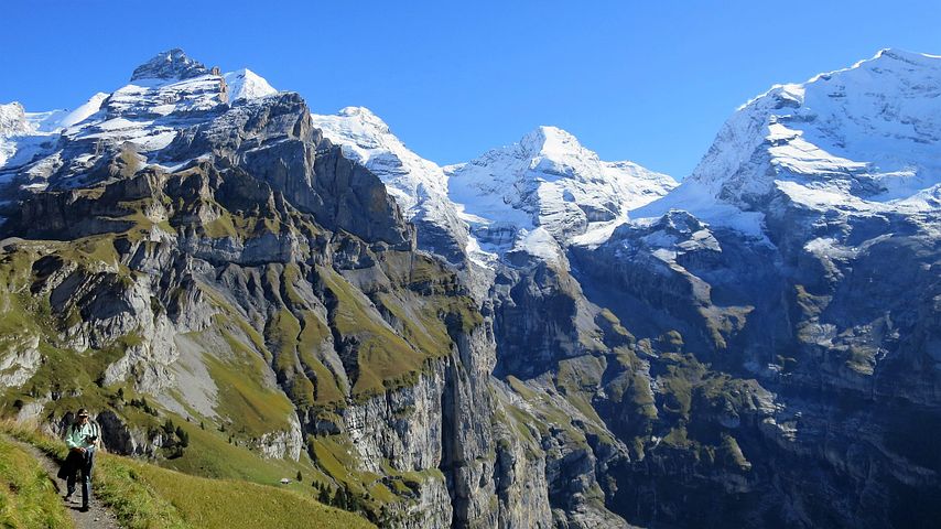 Bodybuilderin Jungfrau Outdoor Onanieren