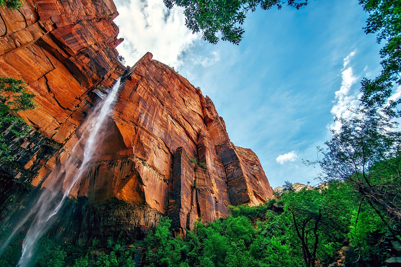 https://cdn.pixabay.com/photo/2016/10/31/10/56/yosemite-1785317_1280.jpg