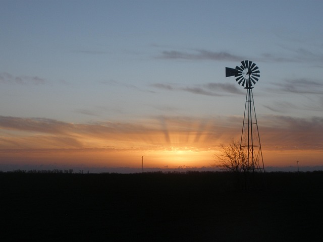 Windmühle, Bauernhof, Sonnenaufgang
