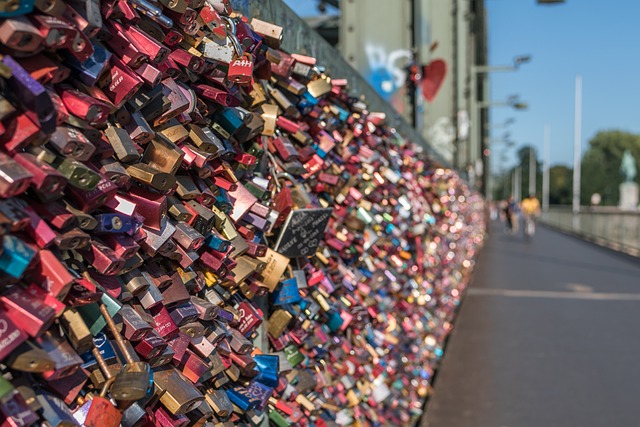 Köln, Hohenzollernbrücke Köln, Schlösser