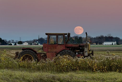 Free Supermoon Tractor photo and picture