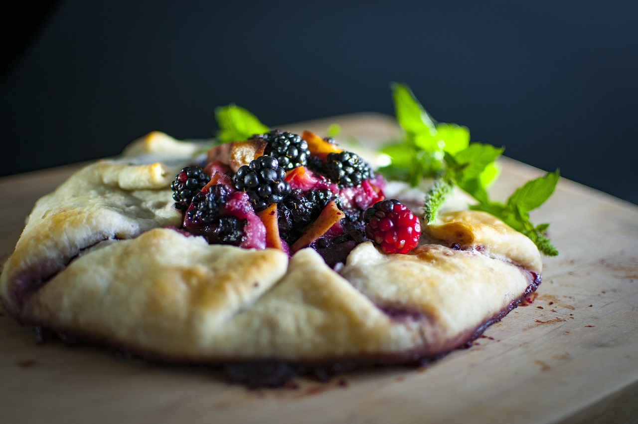 https://cdn.pixabay.com/photo/2016/12/09/22/30/blackberry-1896282_1280.jpg