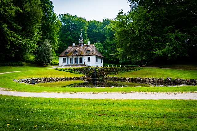 Free Hillside House photo and picture