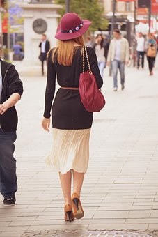 https://cdn.pixabay.com/photo/2017/01/24/08/17/lady-walking-on-the-street-2004773__340.jpg