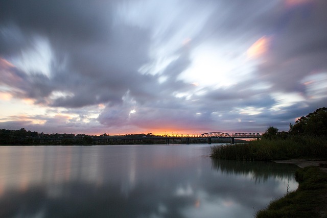 Fluss, Wolken, Sonnenaufgang