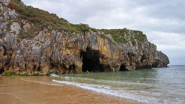 Playa Cuevas del mar en Asturias Cuevas en la roca sobre el mar