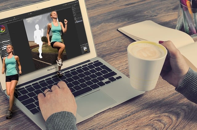 Free jog laptop photomontage illustration