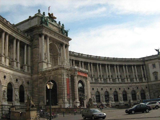 Free Neue Burg Helden Platz photo and picture