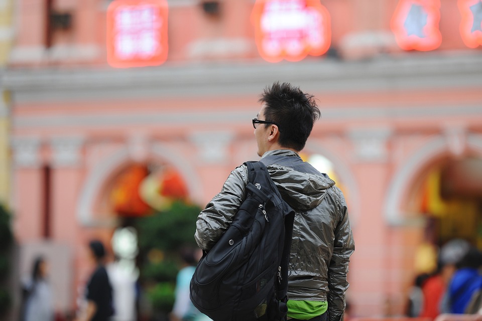 男子当街撒十万元遭哄抢捡钱者是否需要退还?