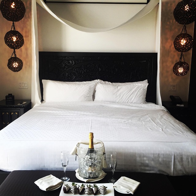 Hotel, Kingsize-Bett, Sekt, Erdbeere