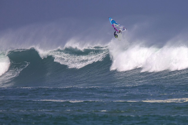 Free Windsurfing Rogue Wave photo and picture
