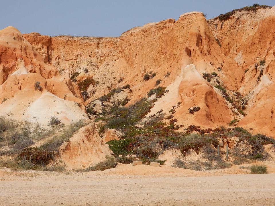 Exploring Algarve’s Stunning Coastline: Beaches and Beyond