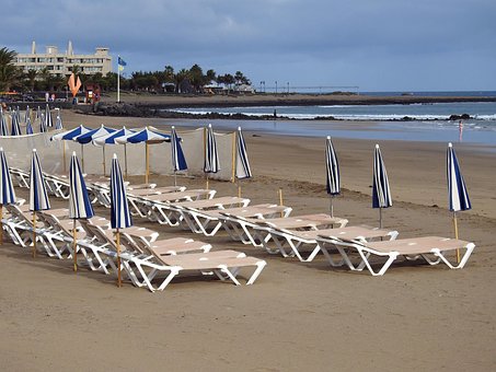 Strand, Liegestühle, Sonnenschirme