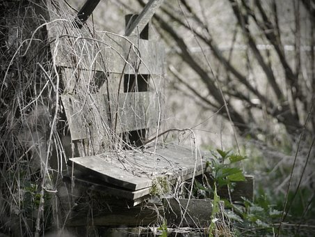 Henfald, Bank, Gammel, Gået I Stykker