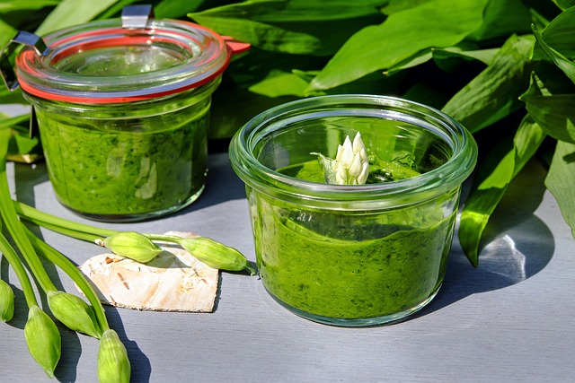 Сделайте песто из грибов, чтобы добавить новый вкус к своим блюдам. Эта ароматная паста отлично подходит для намазывания на тосты, добавления в пасту или как соус для мяса и овощей. Для начала выберите свежие грибы, такие как шампиньоны, шиитаки или лесные. Они не только придадут песту насыщенный вкус, но и множество полезных веществ.