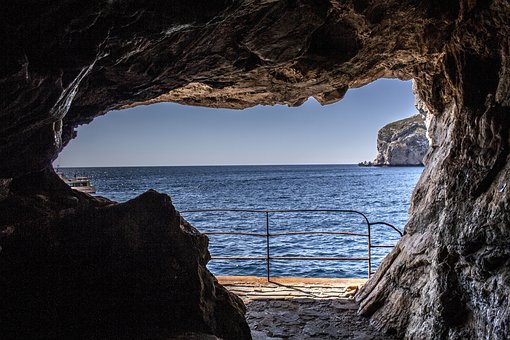 Cuevas, Neptuno, Cielo Azul