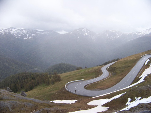 Free Serpentine Hairpin Turn photo and picture