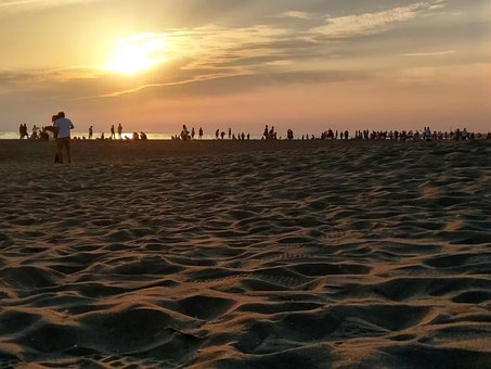 Sonnenuntergang, Sandstrand, Die Massen