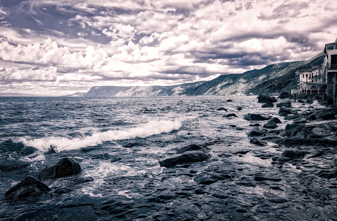 夏日炎炎，沙灘邊上的沖浪者們揮舞著海風(fēng)、跳躍在波濤中，盡情享受著夏天的樂(lè)趣。然而，在炎熱的陽(yáng)光下游泳和沐浴海水也是一件令人感到愜意的事情。那么，有沒(méi)有什么方法可以在輕松愉快的氛圍中度過(guò)夏日呢？今天我們就來(lái)探討一下如何在夏日沖浪店游戲中暢享樂(lè)趣。
