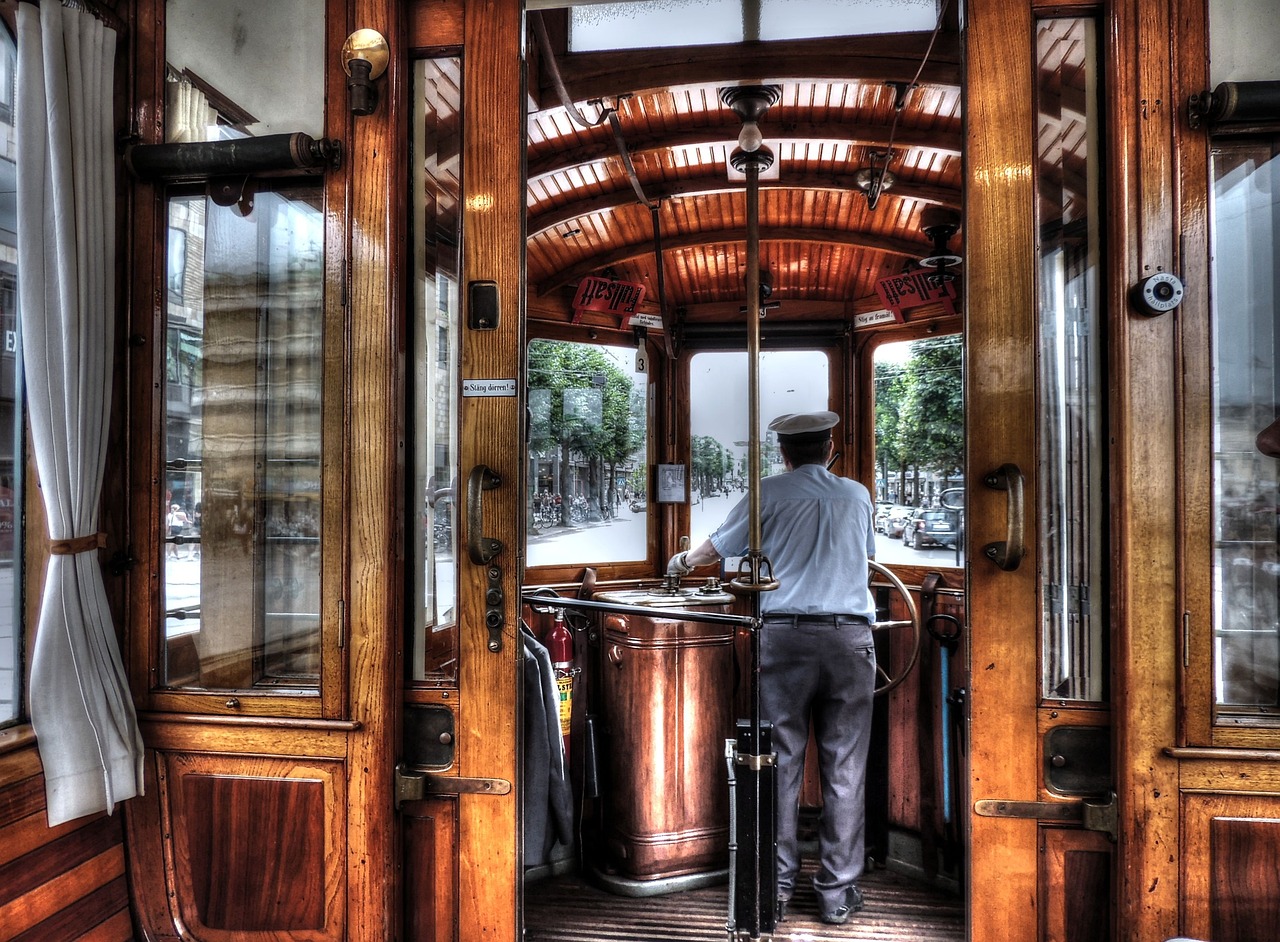 Old Tram - free online jigsaw puzzle photo