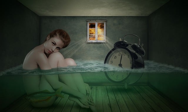 Free woman room clock illustration