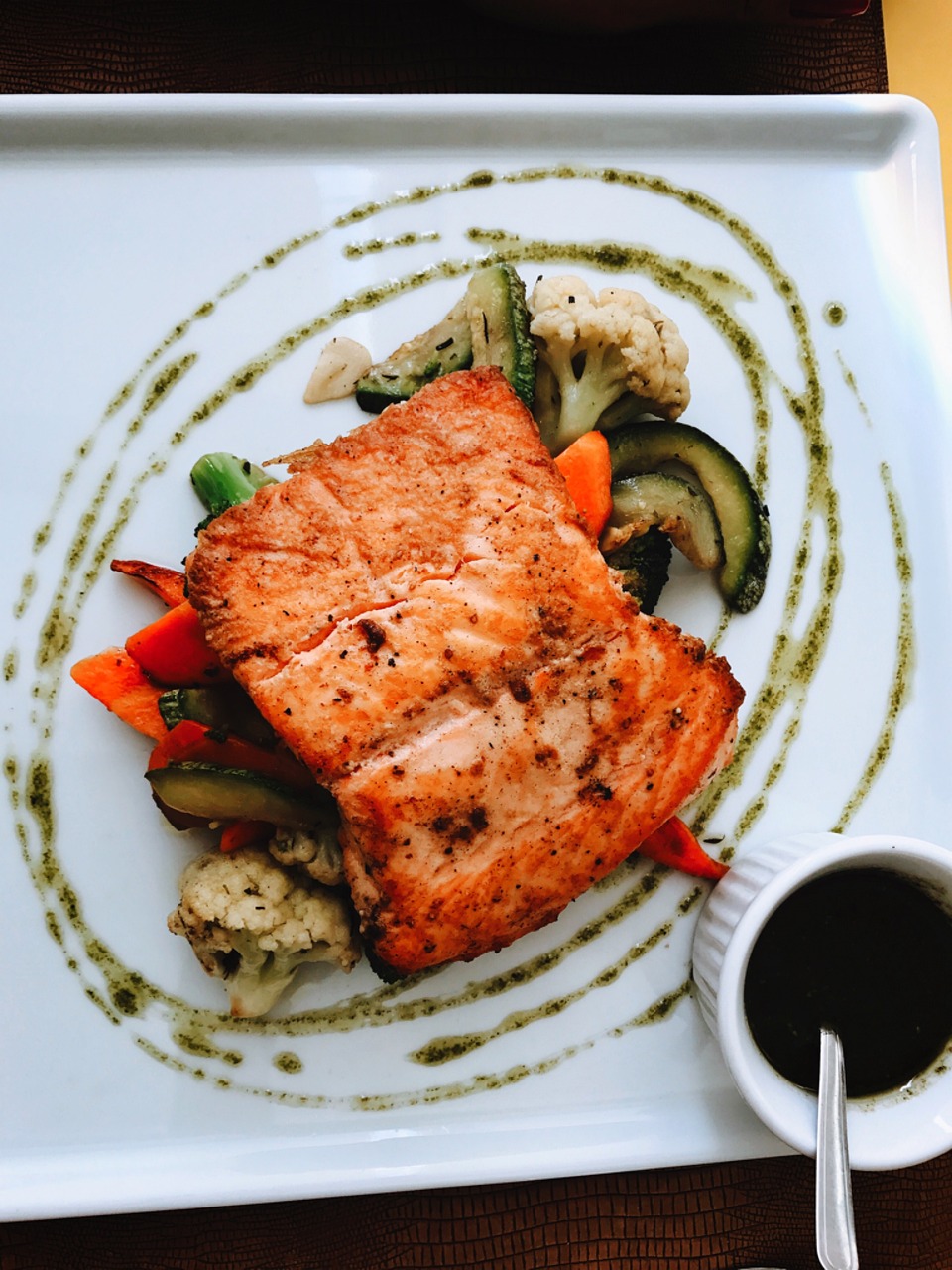 Alimentos ricos em vitamina D como salmão e ovos