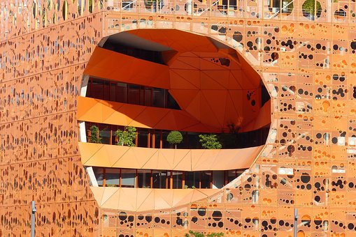 Deconstrucción frente a hermenéutica bíblica. La deconstrucción se ha extendido a otras disciplinas como la arquitectura y la alta cocina