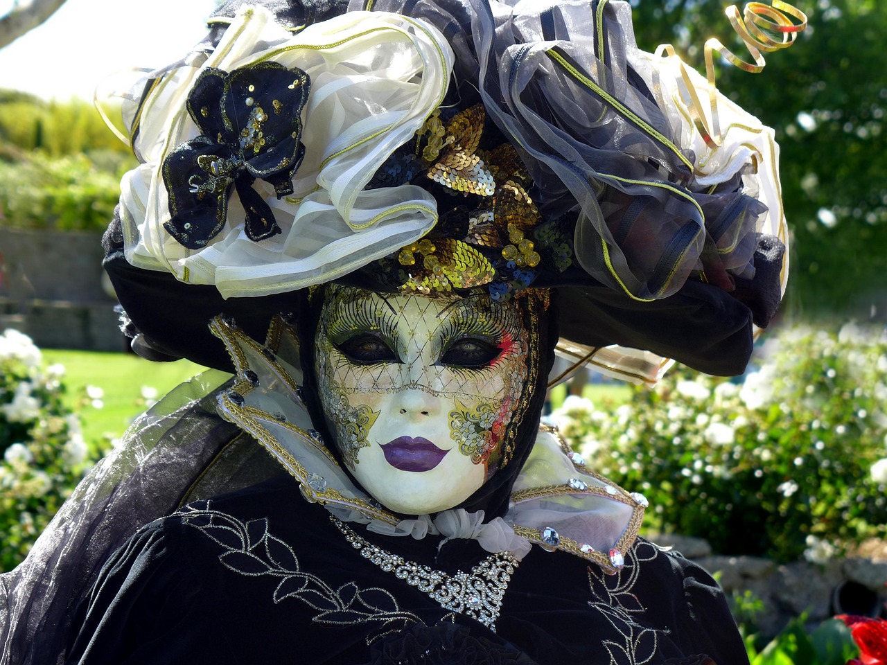 Mask - free online jigsaw puzzle photo