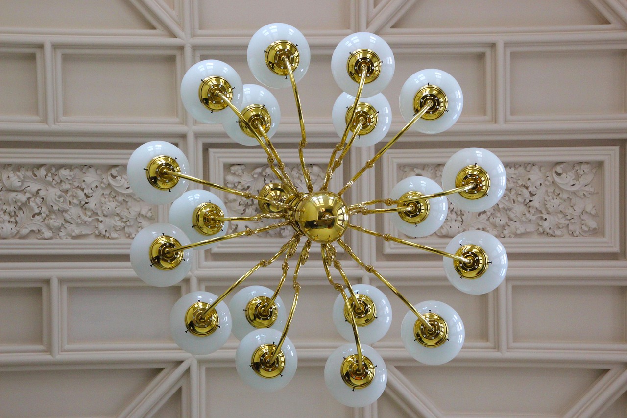 Illuminazione di interni: lampadario e atmosfera in un ambiente residenziale