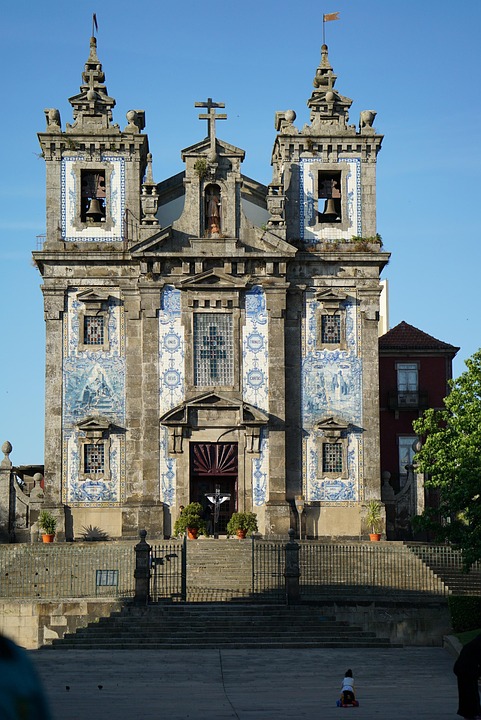 Captivating Colors and Vintage Charm: Exploring Porto’s Aesthetics