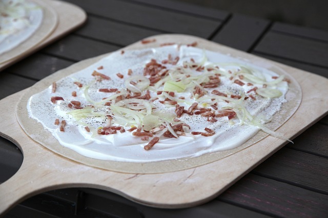 Tarte Flambée, Alsacia, Bacon Cub, Ceapă