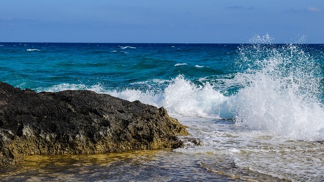 Free Wave Smashing photo and picture
