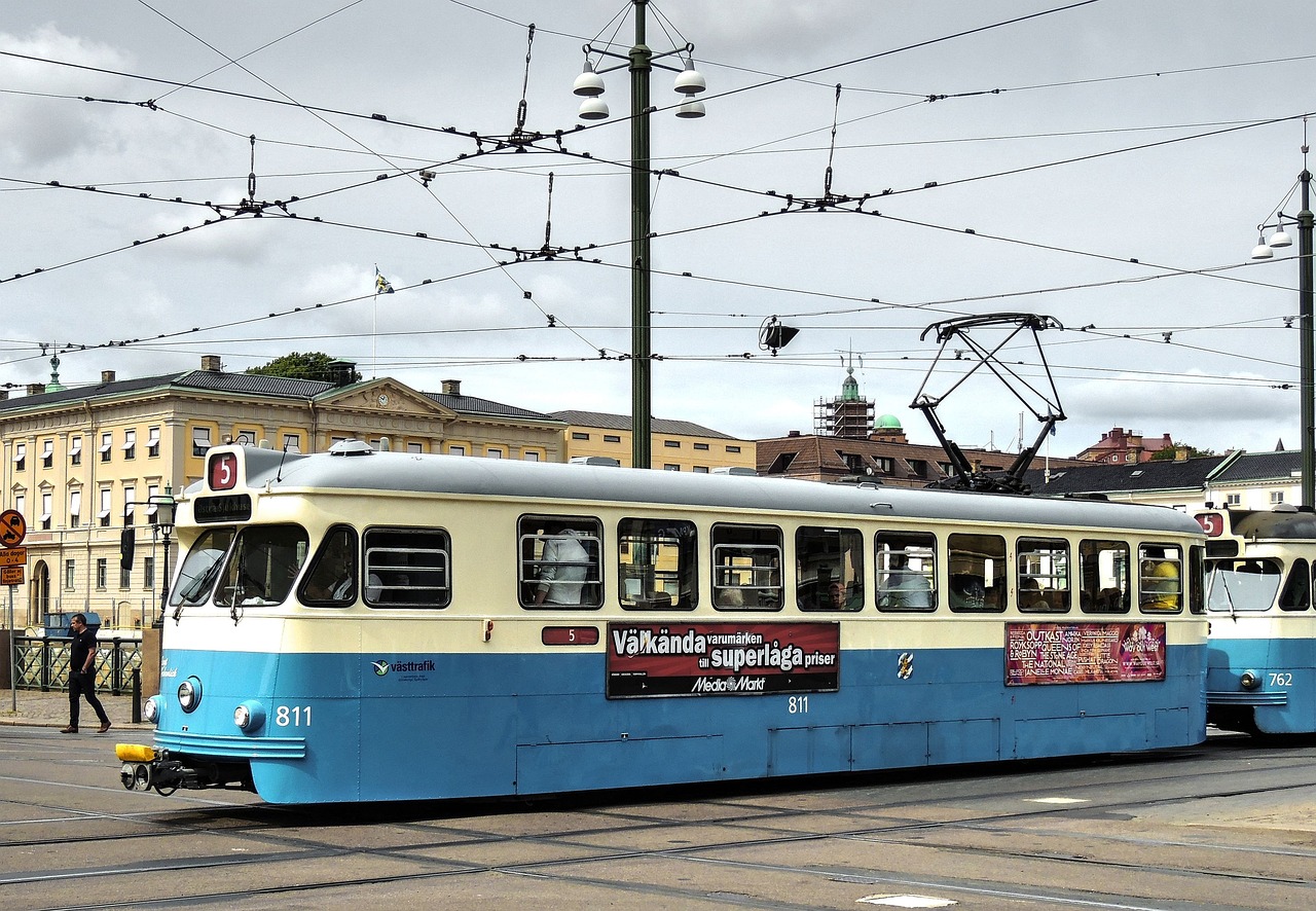 Tram - free online jigsaw puzzle photo
