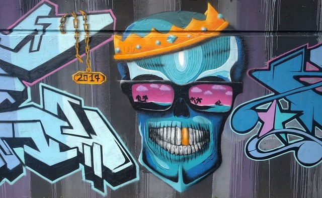 Free graffiti skull and crossbones crown illustration