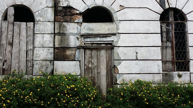 Den Dominikanske Hill, Hjemsøgt, Forladt