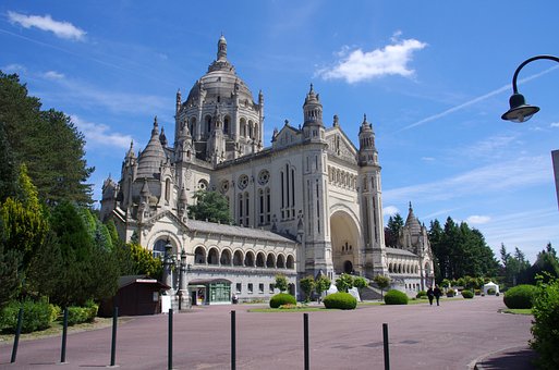Basilica Of Lisieux, Thánh Têrêsa