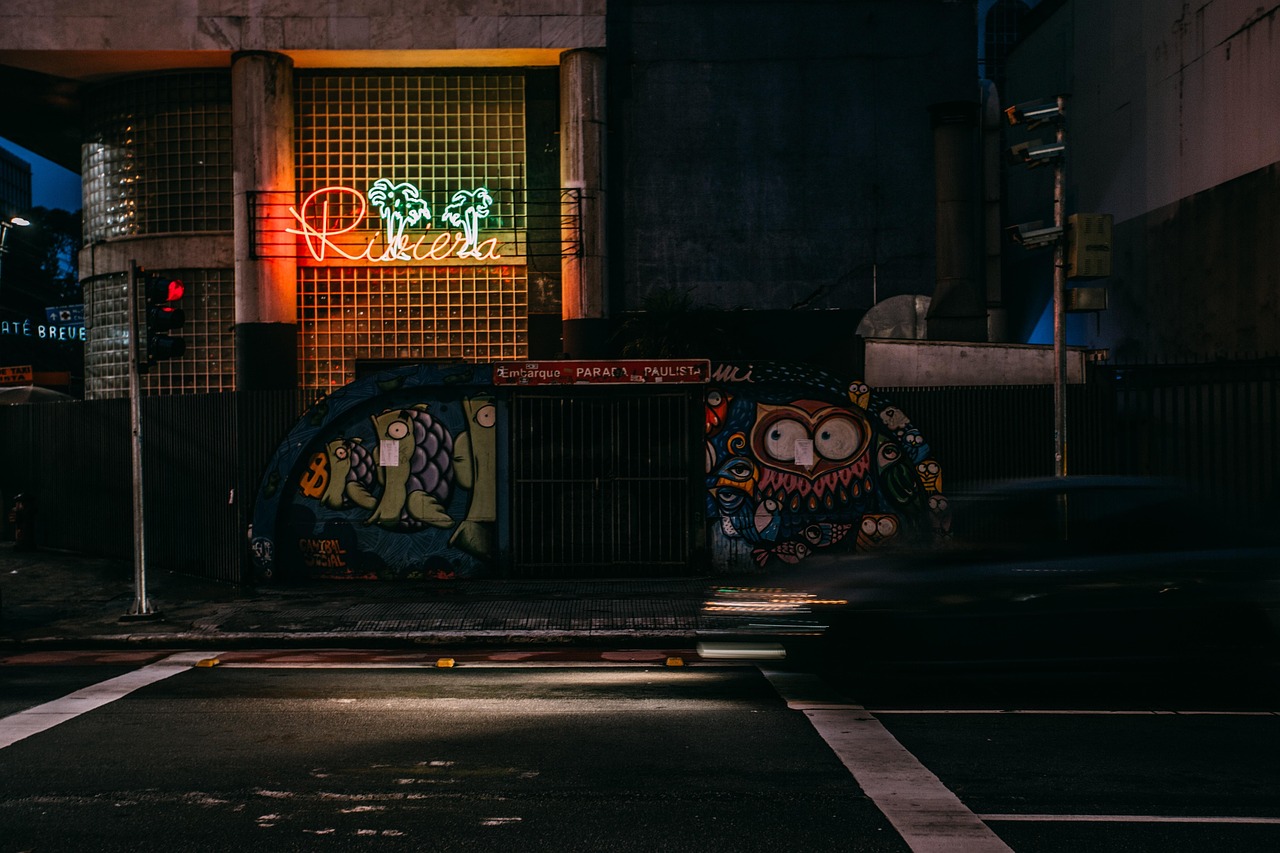 穿越都市攻略游戲小說，在光影交錯的世界里尋找自我